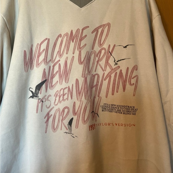 Never worn 1989 Taylor Swift Sweatshirt - Picture 4 of 4